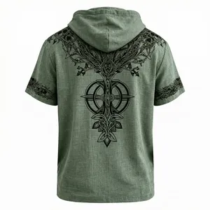 Detalle espalda camisa con capucha hombre verde manga corta con estampado árbol de la vida