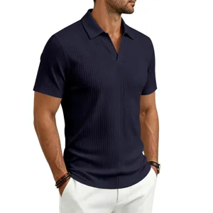 Vista detallada del polo para hombre en punto acanalado azul marino, cuello en V y estilo casual.