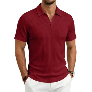 Primer plano de un polo de manga corta acanalado burdeos con cuello clásico y v.