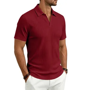 Detalle polo punto canalé cuello V, textura manga corta, prenda casual verano primer plano.