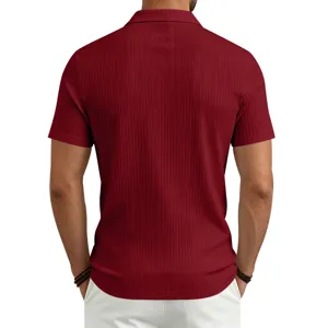 Vista trasera de polo para hombre de punto acanalado burdeos de manga corta, detalle.