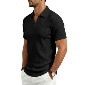 Vista detallada de polo negro acanalado con cuello en V manga corta para hombre