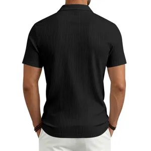 Polo negro de hombre de canalé manga corta, camiseta punto cuello V casual negocios.
