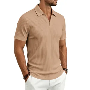 Polo casual para hombre de manga corta con cuello en V, rayas verticales y diseño elegante.