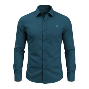 Detalle de camisa de manga larga para hombre, tela elástica antiarrugas con cierre de botones.