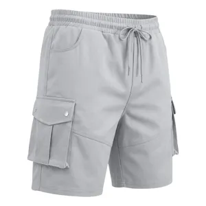 Vista detallada de pantalones cortos cargo casuales gris claro para hombre con cordón elástico.
