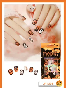 Gedetailleerd overzicht van Halloween nepnagels met pompoen en schedel patronen op korte tips.