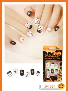 Halloween korte neppe nagels set, zwart-witte nageltips met spook- en kruisartikelen voor feest.