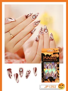 Vue détaillée de faux ongles d'Halloween avec motifs d'yeux et design de sang pour style effrayant.
