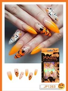 Kit d'ongles press-on pointus d'Halloween avec de superbes motifs de citrouilles et fantômes.