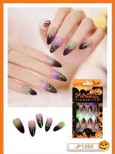 Vue détaillée du kit de faux ongles Halloween avec dégradé sombre et motifs effrayants.