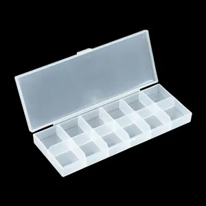 Détail de boîte de rangement givrée transparente à 12 cases, organisateur pour petits objets.