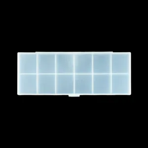 Détail en gros plan de la boîte de rangement transparente mate à 12 grilles pour faux ongles.