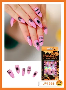 Vue détaillée de faux ongles Halloween avec motif toile d'araignée et chauve-souris rose.