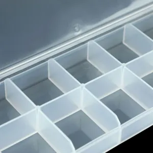 Vue détaillée de la boîte de rangement en plastique givré transparent à 12 grilles, légère.