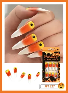 Faux ongles longs stilettos d'Halloween avec dégradé candy corn et strass noirs élégants.