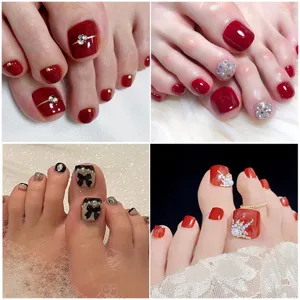 Collection de faux ongles d'orteils avec strass étincelants, nœuds et motifs rouges élégants.