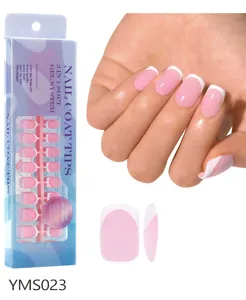 Gedetailleerd overzicht van Franse neppe nagels met witte punt en roze basisontwerp.
