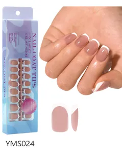 Detailweergave van Franse neppe nagels met natuurlijke nude basis en schone witte uiteinden.