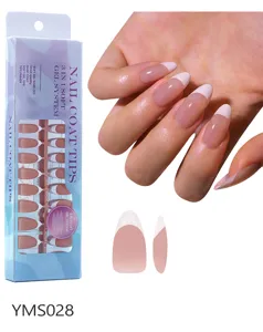 Franse nepcnagels set met doos en handmodel display, elegante manicure stijl.