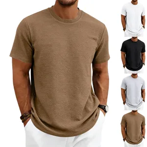 Vue détaillée du t-shirt à manches courtes pour homme en tricot texturé élégant.
