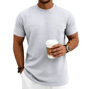 Détail t-shirt col rond manches courtes en tricot texturé homme, haut décontracté.