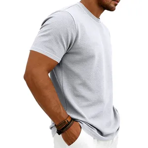 Vue rapprochée du t-shirt casual à col rond et manches courtes en jacquard texturé tricoté.