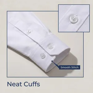 Primer plano detallado del puño de la camisa de hombre con botones y costura fina.