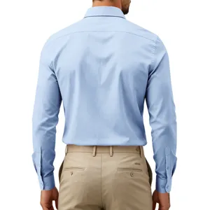 Vista posterior detallada de camisa formal de manga larga para hombre azul claro elegante.