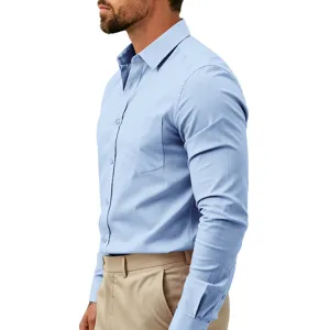 Camisa de manga larga azul claro en detalle, corte entallado, bolsillo en pecho y elegantes botones.