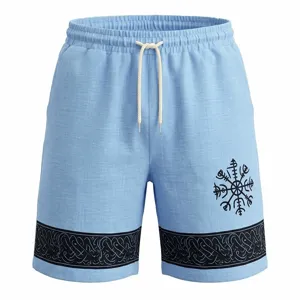 Herren hellblaue lässige Strandshorts mit Runen-Druck und schwarzem Saumdetail im Sommer.