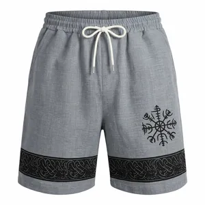 Detailansicht der Herren Leinen-Strandshorts mit Wikinger-Runen-Druck und praktischem Kordelzug