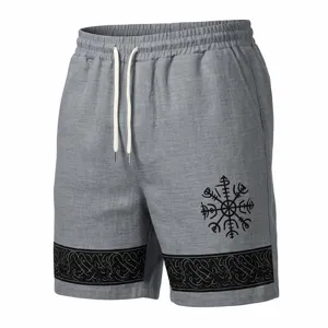 Graue lässige Herren Strandshorts mit Wikinger Kompass Druck und bequemen Kordelzug.