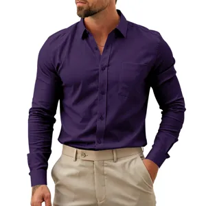 Vista detallada de la elegante camisa de manga larga morada para hombre con bolsillo.