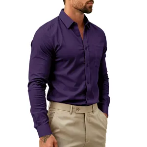 Vista detallada de la camisa de manga larga violeta para hombre, cuello, botones y textura.