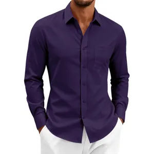 Vista detallada de la camisa morada de manga larga con bolsillo en el pecho y botones.