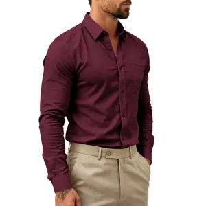 Vista detallada de cerca de la camisa de manga larga burdeos para hombre con bolsillo frontal.