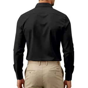 Rückansicht eines schwarzen langärmligen Herren-Stretch-Hemdes kombiniert mit Hosen.
