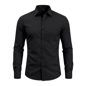 Detalle de camisa de manga larga negra para hombre, cuello clásico y bolsillo en el pecho.