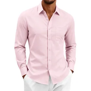 Detalle de la camisa de manga larga rosa para hombre con cuello clásico y bolsillo.