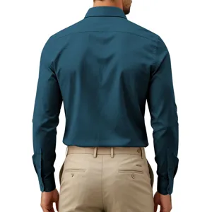 Vista posterior de una elegante camisa de manga larga para hombre con pantalón beige.