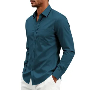 Vista detallada de la camisa de manga larga en color verde azulado, con cuello clásico y bolsillo.