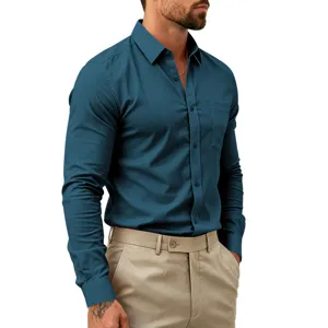 Camisa de vestir de manga larga para hombre en verde oscuro con cuello clásico y bolsillo.