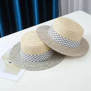Elegante cappello di paglia piatto da donna, ideale per le vacanze estive e la protezione solare.
