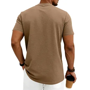 Détail de la vue arrière du t-shirt à manches courtes en tricot texturé pour homme khaki.