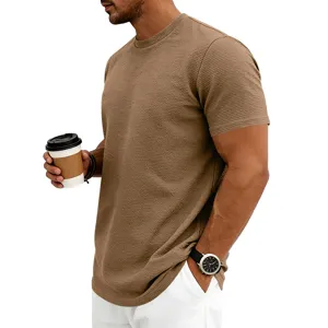Vue détaillée du tissu en tricot texturé et du col de ce t-shirt homme à manches courtes.