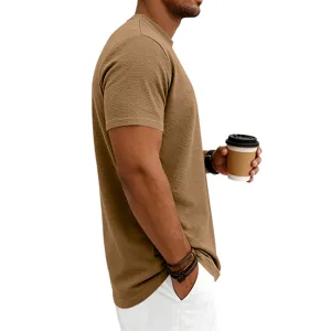 Détail t-shirt homme en tricot texturé à manches courtes montrant le tissu.