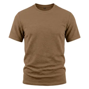 Vue détaillée du t-shirt à manches courtes texturé en tricot pour hommes, style d'été.