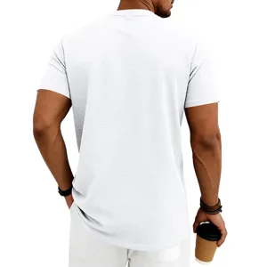 Gros plan arrière détaillé du t-shirt à manches courtes jacquard texturé blanc pour homme.