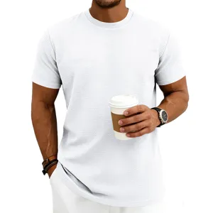 Vue détaillée d'un t-shirt à manches courtes en tricot texturé blanc pour homme, été.